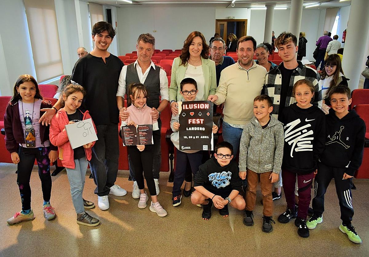 Los magos Pablo Cánovas, Bond y Asier Cortés junto a Isabel Barceló, Roberto Llorente y vecinos de Lardero.