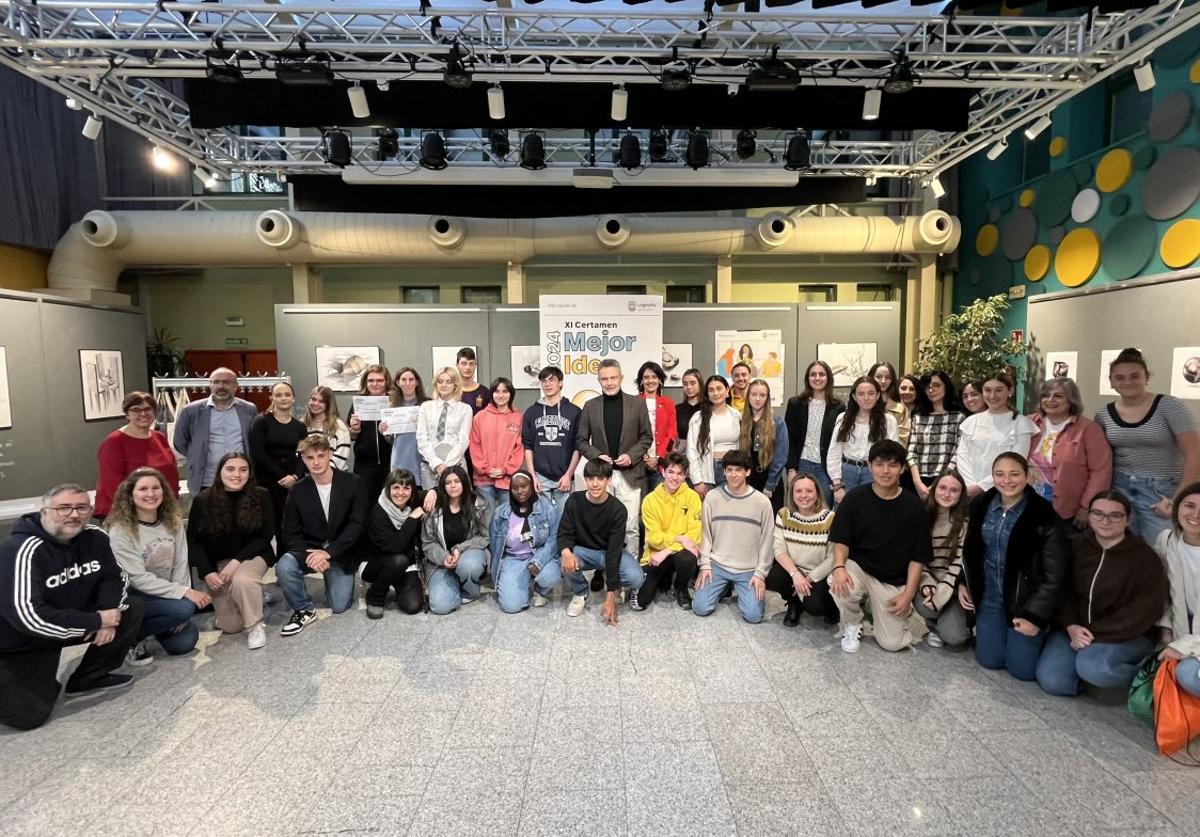 Escobar, con los alumnos de Logroño que han presentado propuestas de mejora.