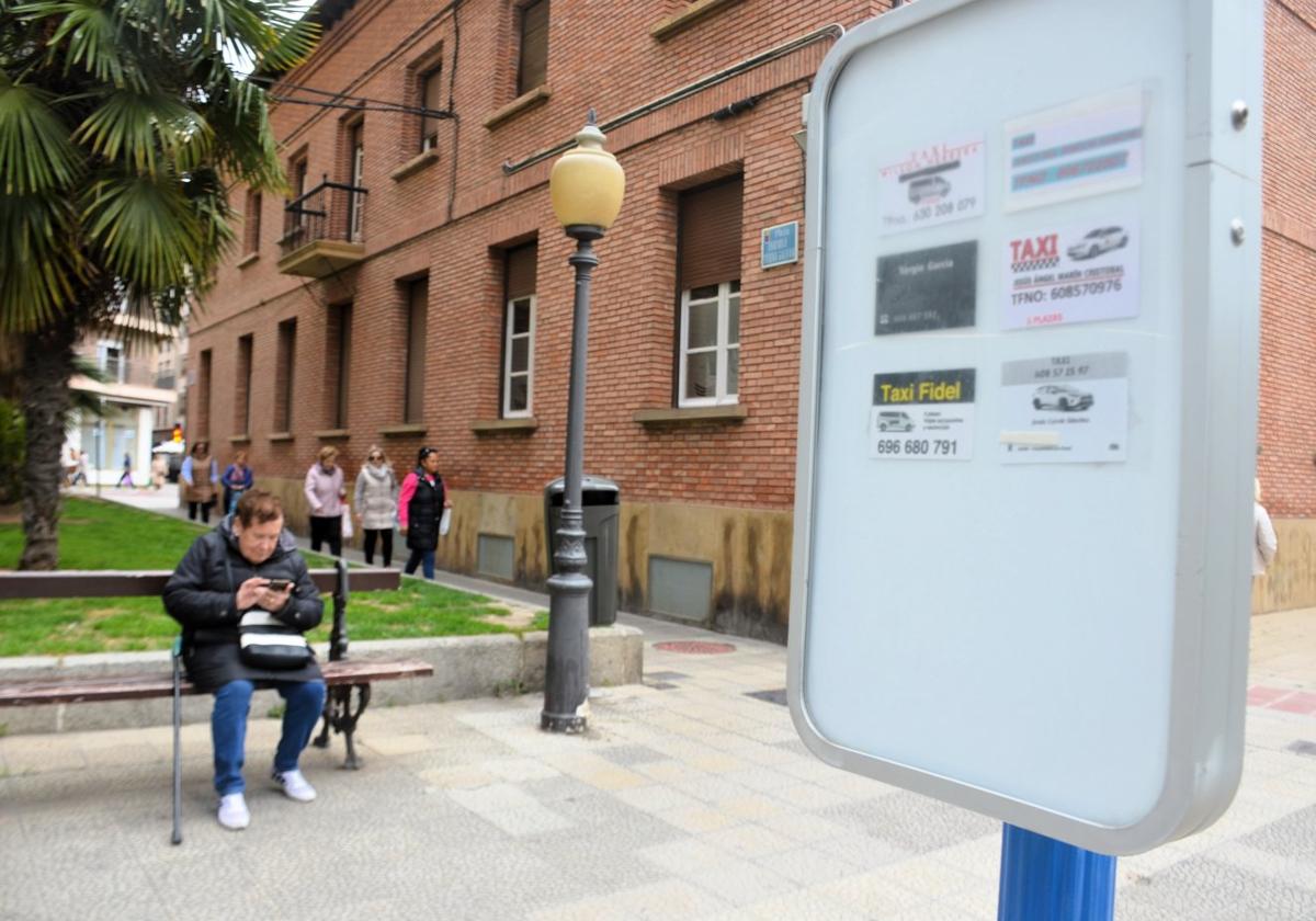 Poste con las tarjetas de los taxistas de la ciudad en su parada.