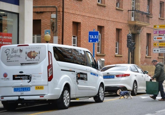 Taxis estacionados en la parada del Ayuntamiento, en la calle Bebricio.