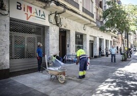 Las peatonales de las conocidas como Cien Tiendas presentan no pocos locales vacíos y escaparates a la espera de una nueva oportunidad.