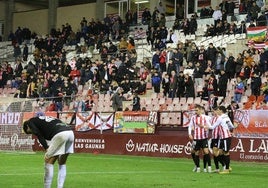 Los jugadores blanquirrojos celebran uno de los siete goles ante el Gernika en la primera vuelta.