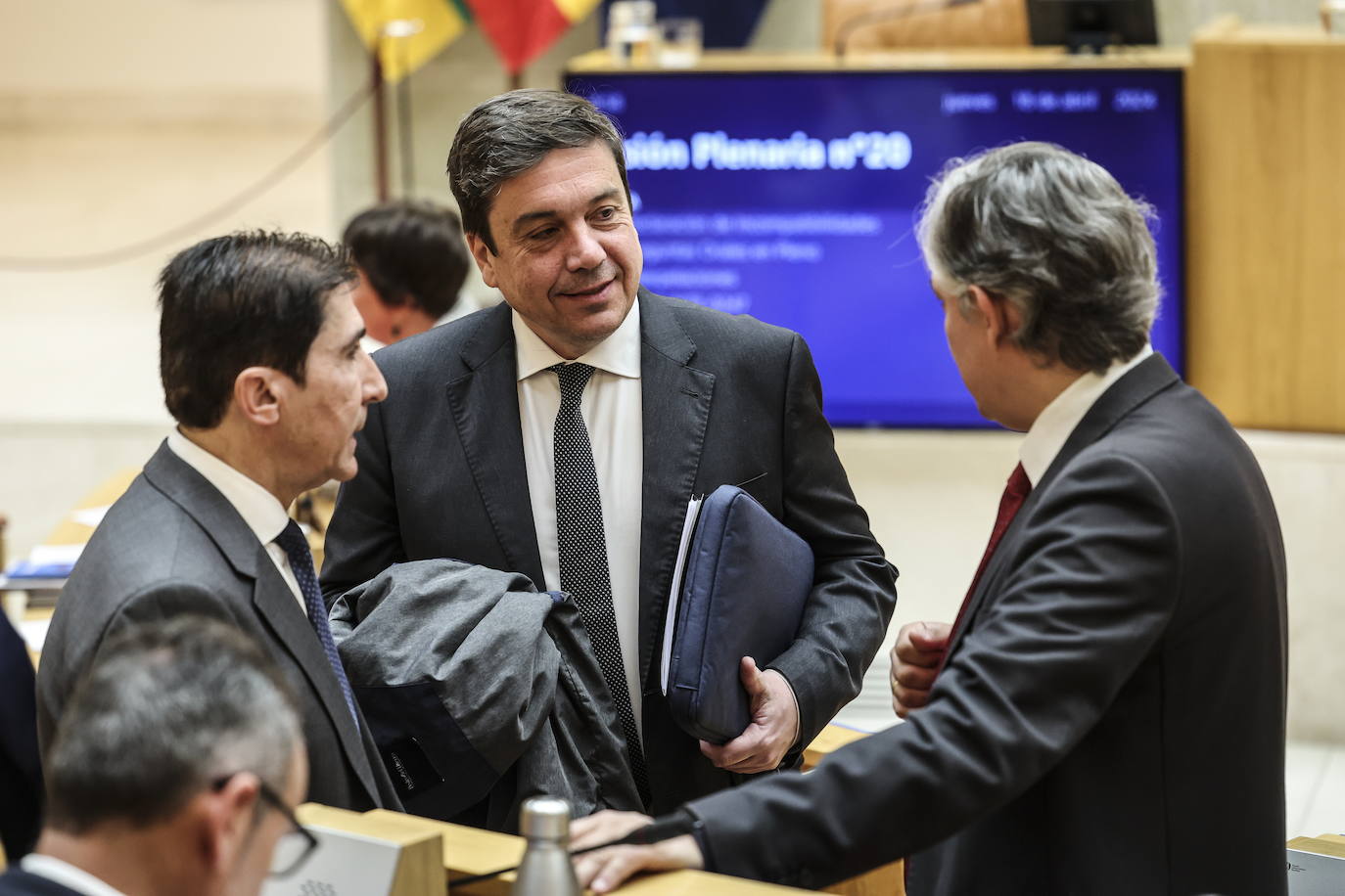 El consejero de Educación, Alberto Galiana, en la última sesión del Parlamento de La Rioja.