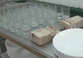 Menaje preparado para la comida en un comedor escolar de Logroño.