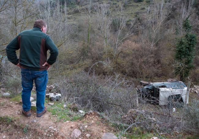 Un vecino observa el vehículo del fallecido