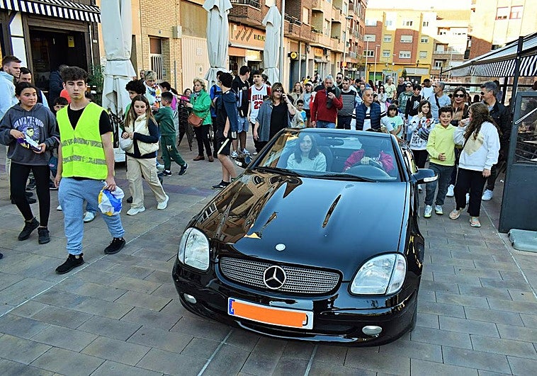 El recorrido a ciegas de Cortés fue seguido por numeroso público.
