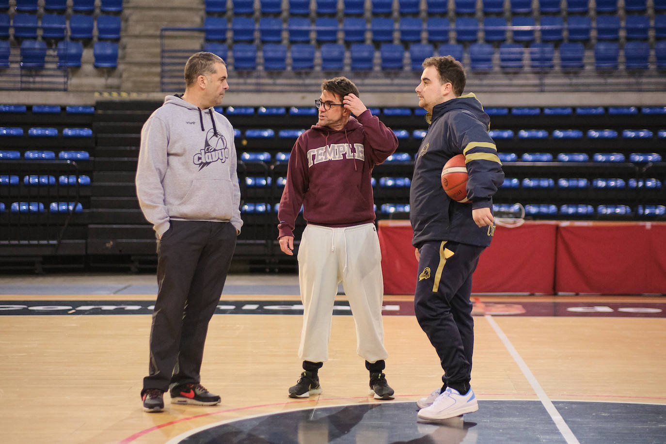 Jenaro Díaz, José Luis Pichel y Sergio Cuesta hablan durante un entrenamiento.