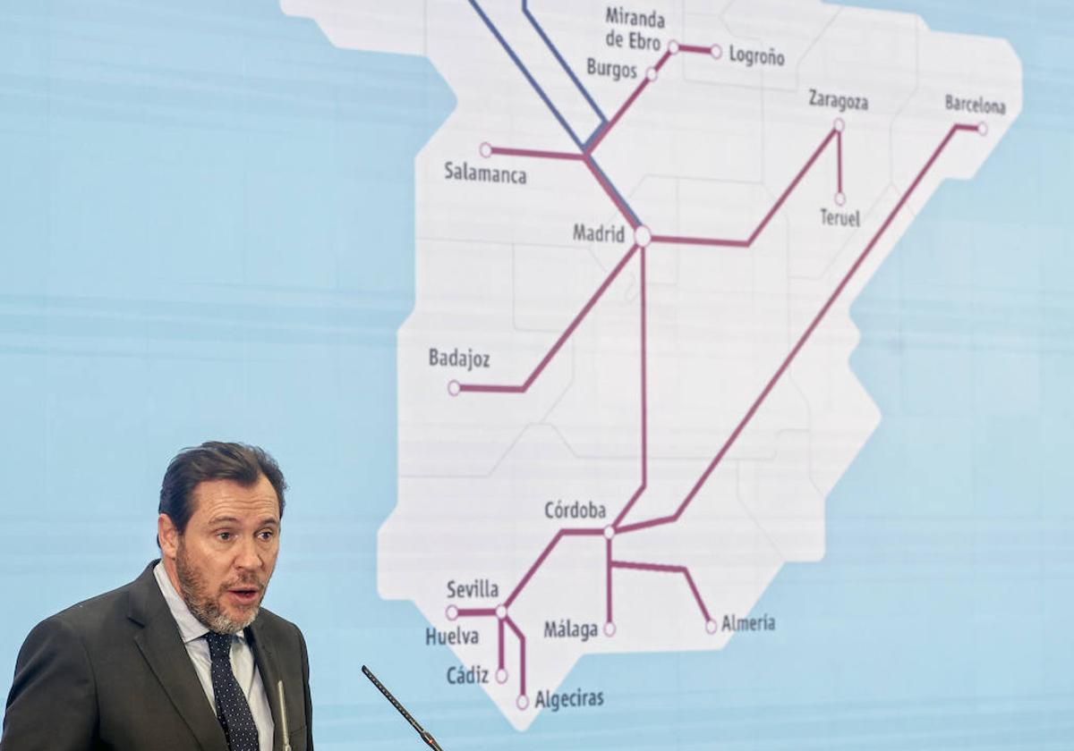 El ministro con un mapa en el que, sí, salimos