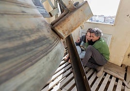 María y Josué, en un ensayo del rodaje 'El carillón', en el reloj del Espolón.