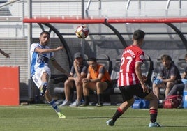 Rojo bota un balón durante el partido ante el Bilbao Athletic.