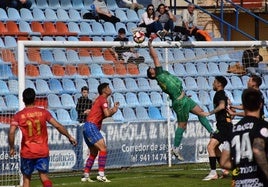 Gonzi evita un gol en el partido contra el Barbastro, en La Planilla.