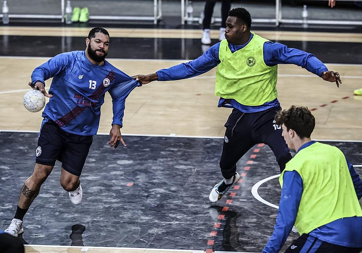 Thiago avanza mientras Modi le sujeta en defensa, durante un entrenamiento de esta semana.