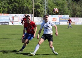 El alfareño Arturo busca controlar un balón ante Marcos García, antes de que se retirara lesionado.