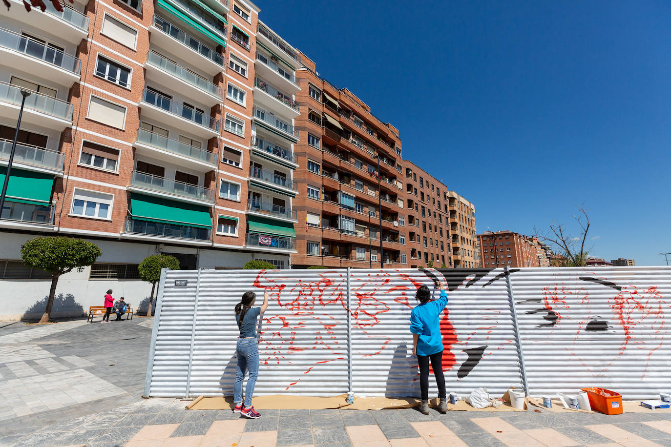 Primero de los dos murales, concretamente el de mayor tamaño, que ya han comenzado a pintar Irene y Sara, de 'Marayach', en el tramo inicial de Miguel Delibes.