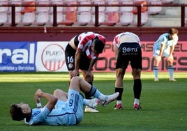 Jugadores de SDLy Osasuna se lamentan al final del partido.