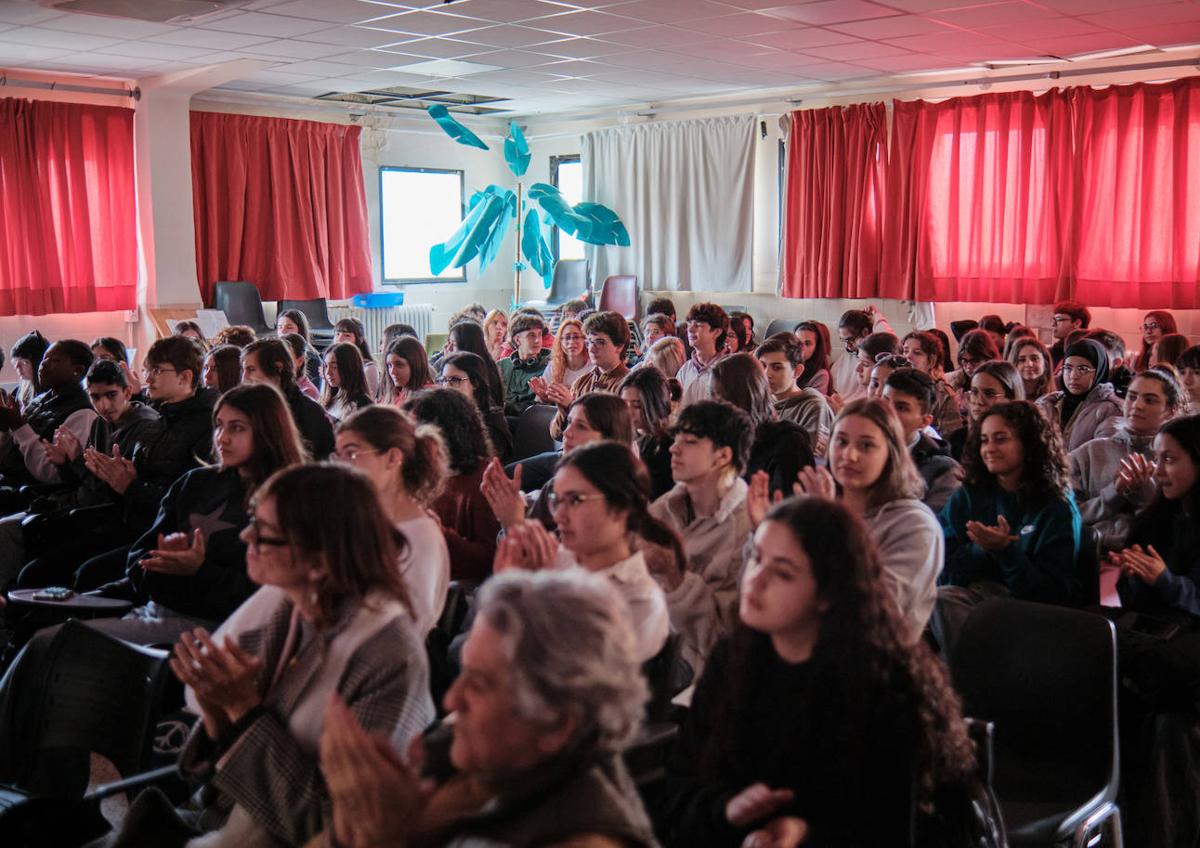 Imagen secundaria 1 - Comprando libros en Cerezo, maratón poético en el IER Batalla de Clavijo y lectura de poemas en La Rosaleda.