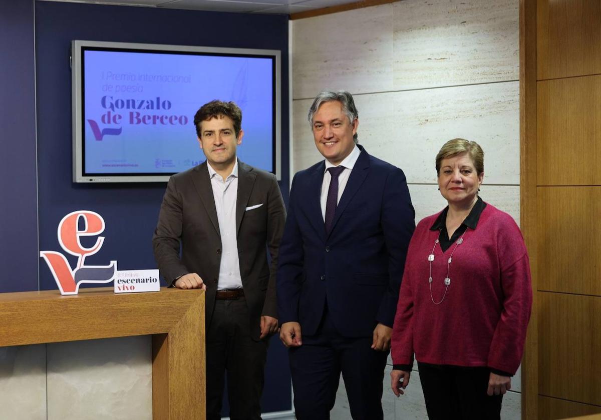 El consejero José Luis Pérez Pastor con Roberto Iturriaga y Almudena Martínez, en la presentación del premio de poesía.