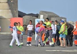 Los servicios sanitarios reciben una patera, en el muelle de La Restinga, a 8 de octubre de 2023, en El Hierro, Islas Canarias (España).