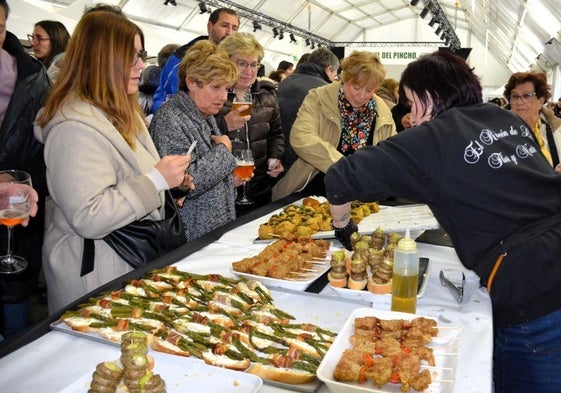 Distintos pinchos de verduras, en el puesto de uno de los bares participantes en el Túnel del Pincho.