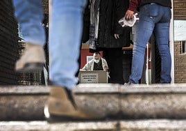 Un médico de familia atiende a pacientes a la entrada del logroñés centro de salud Joaquín Elizalde, al inicio de la pandemia.