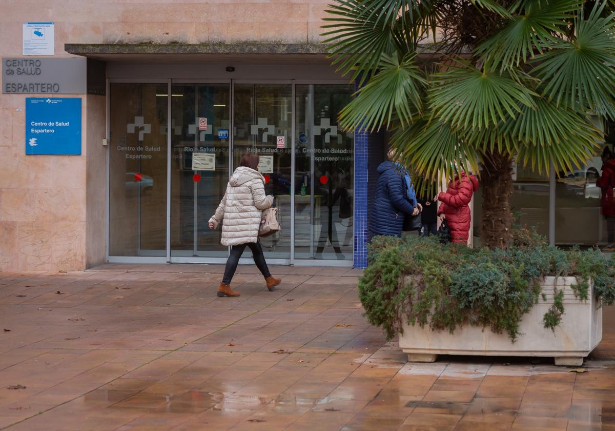 Un grupo de pacientes, a la entrada del centro de salud Espartero de la capital riojana, en una imagen de archivo.