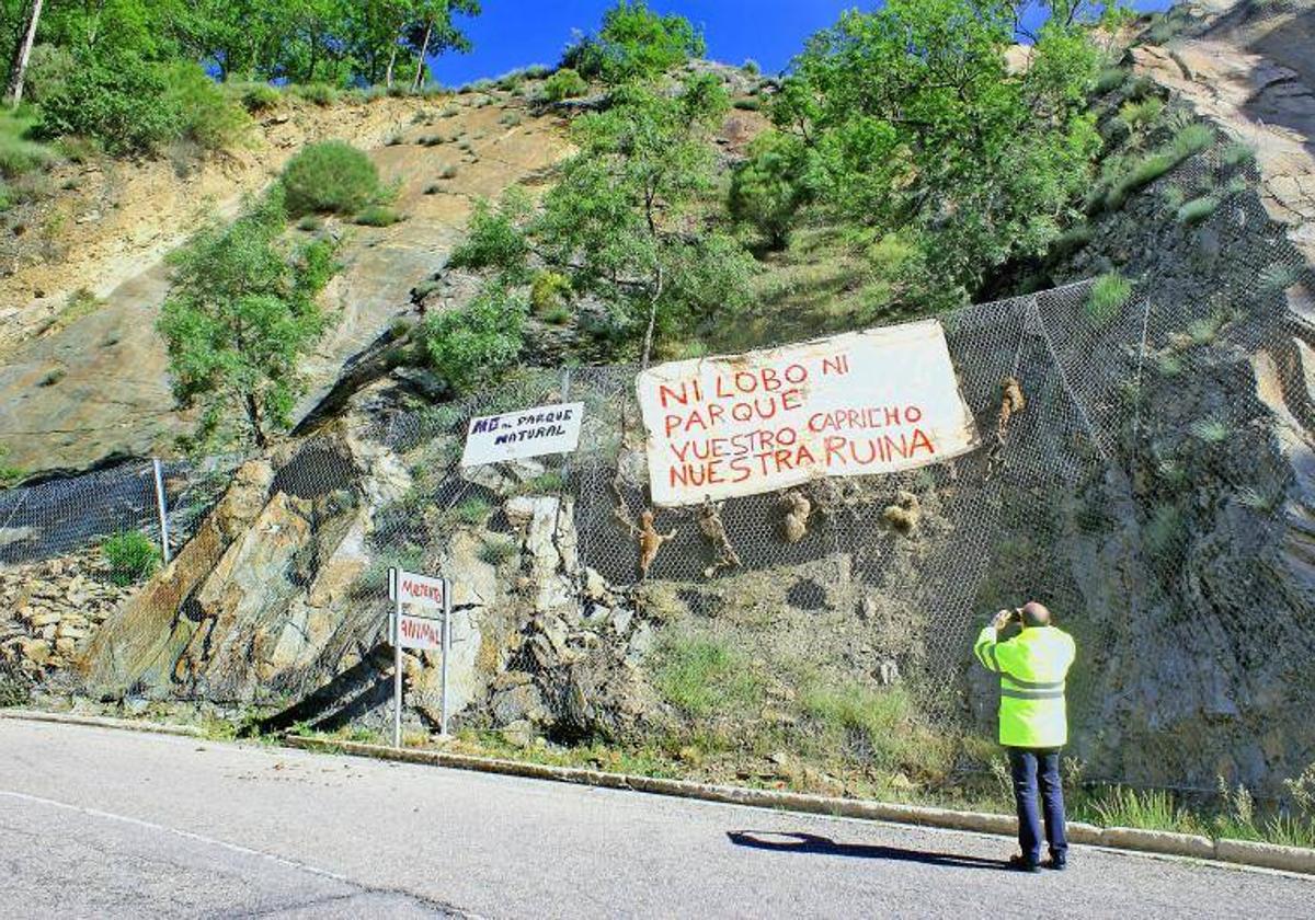 Cartel contra la protección al lobo que apareció colgado en el Alto Najerilla hace dos años.