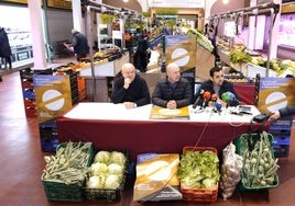 Óscar Salazar (UAGR-COAG), Igor Fonseca (ARAG-Asaja) y Néstor Alcolea (UPA-UPTA), en la rueda de prensa de este viernes en el Mercado de San Blas.