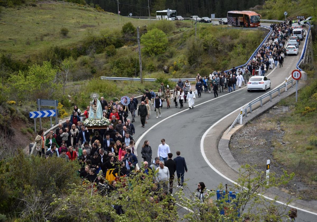 Salida de la ermita de la Virgen de Tómalos en procesión por la carretera N-111 hasta Torrecilla en Cameros.