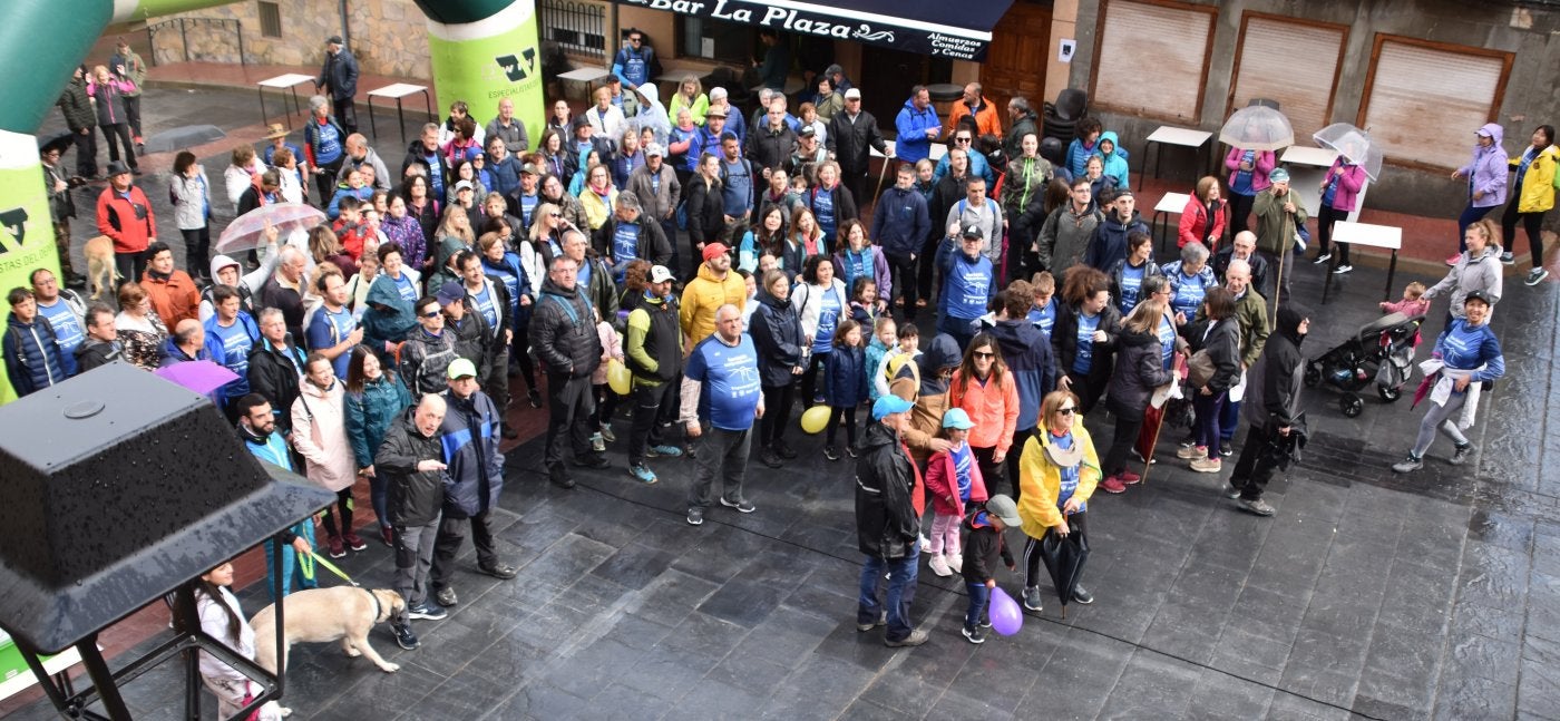 Aguilar estrena paseo con 240 caminantes