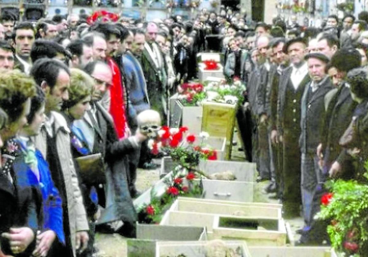 Exhumación en el cementerio de Torrero (Zaragoza) en 1979.