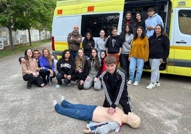 El alumno del Duques de Nájera, Adán Rodríguez, junto a sus compañeros de grado medio de Técnico de Emergencias Sanitarias y sus profesores, Juan Carrero, Delia Pomar y Lucía Antón