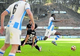 Aitor Lorá mantiene la posesión ante el Barbastro la pasada jornada.