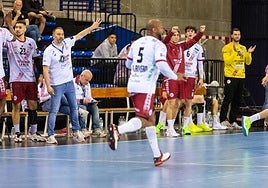 El banquillo franjivino celebra un gol ante el Anaitasuna, el sábado por la noche.