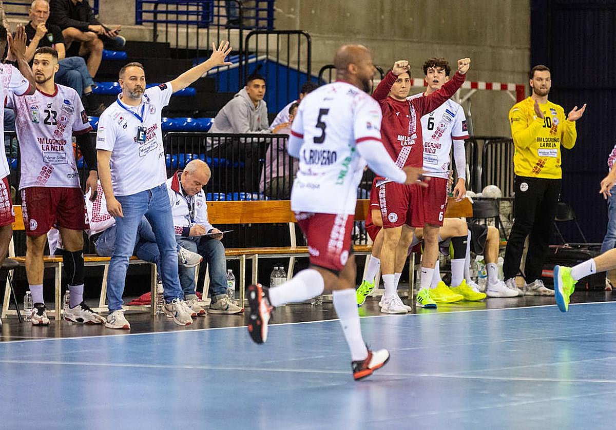 El banquillo franjivino celebra un gol ante el Anaitasuna, el sábado por la noche.