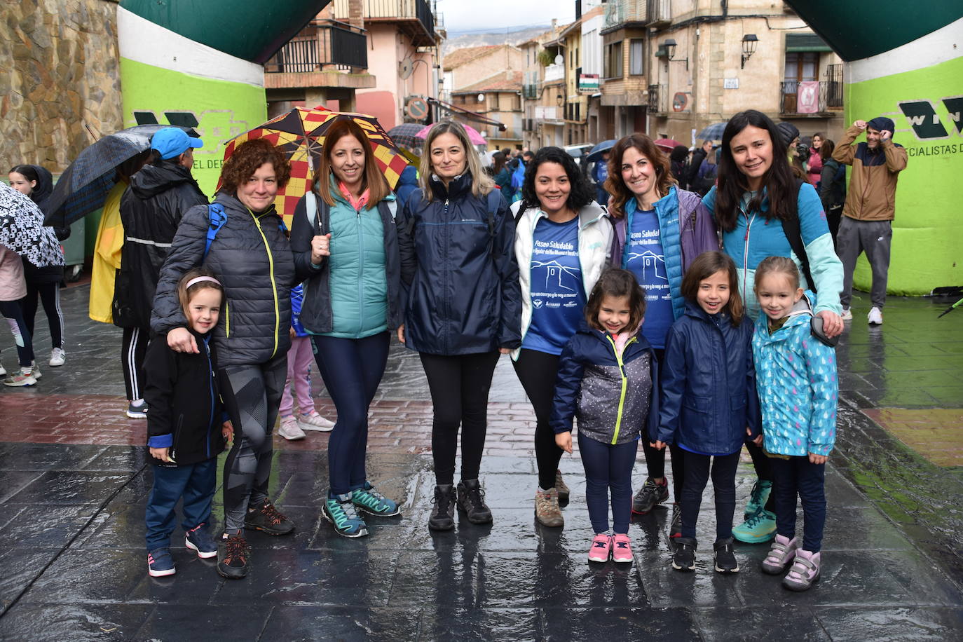 Numeroso público en el paseo saludable de Aguilar