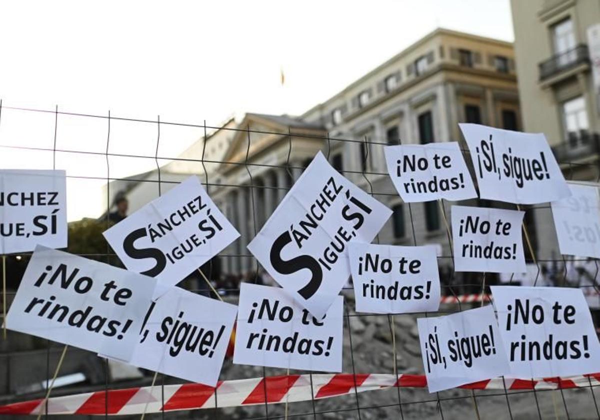 Pancartas de apoyo a Pedro Sánchez, en Madrid