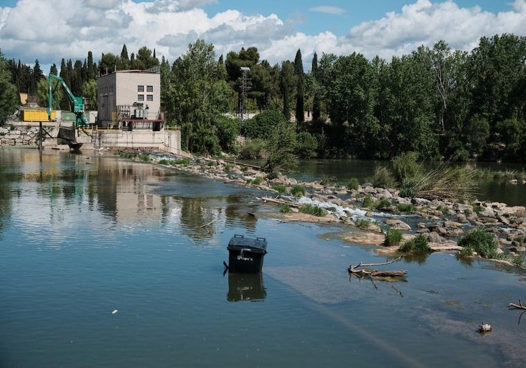 Un contenedor, de los que se acaban de distribuir en el centro histórico, acabó en el río junto a la minicentral.