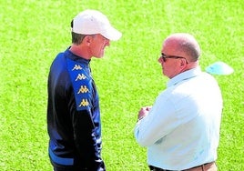 Larrazabal (izq.) charla con González durante un entrenamiento.