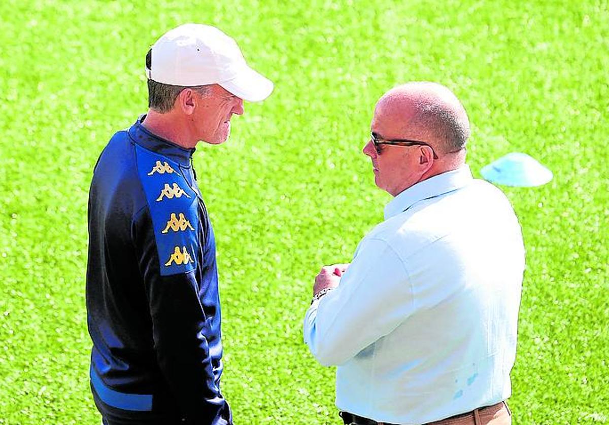 Larrazabal (izq.) charla con González durante un entrenamiento.