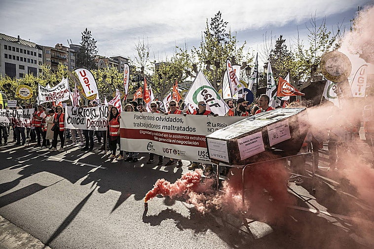 Protesta de los trabajadores frente al Palacio del Gobierno.