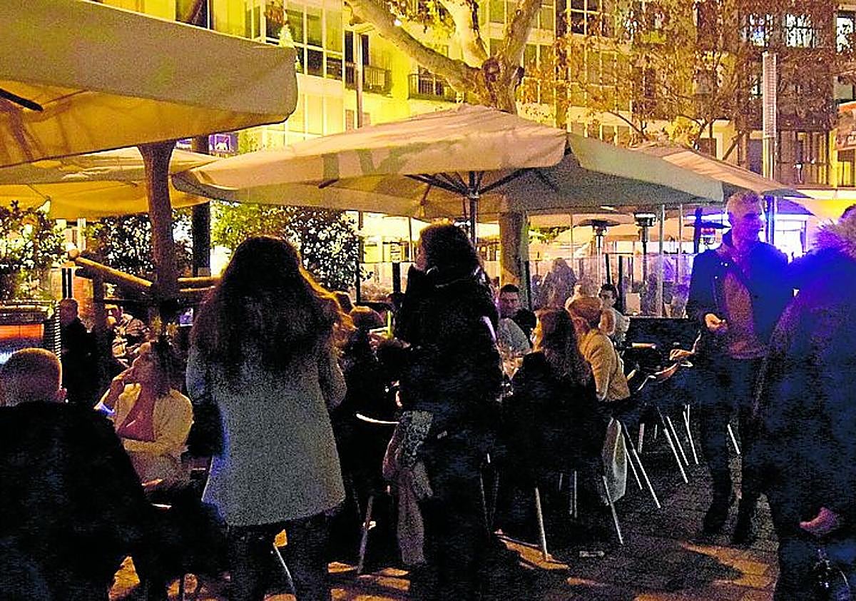 Imagen secundaria 1 - Algunas propuestas piden medidas contra el ruido que genera el ocio. Hay quien propone dotaciones deportivas en el parque Felipe VI. 