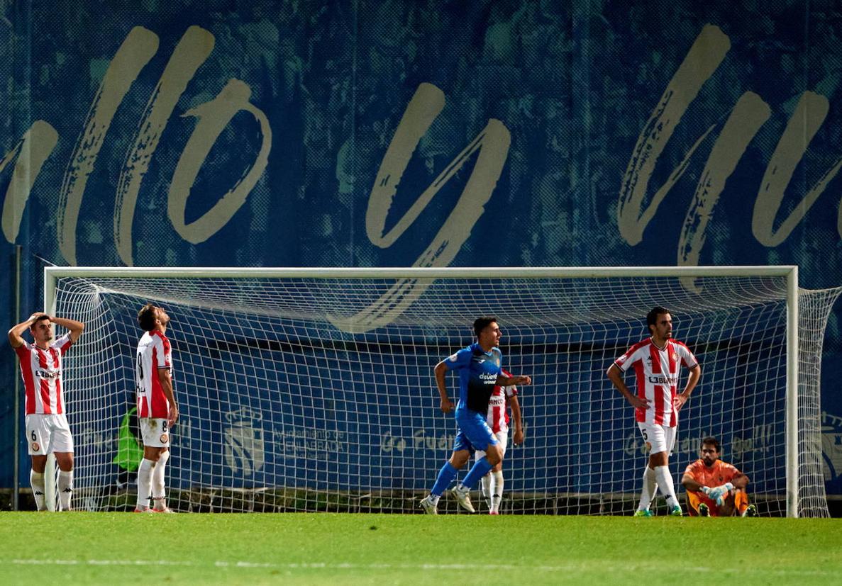 Los jugadores de la SDL sufren tras encajar un gol en el 95 en el encuentro de la primera vuelta en Fuenlabrada.