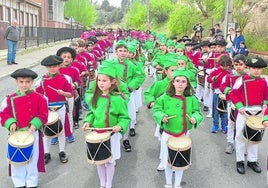 Los niños y niñas de Lapuebla sacan los tambores