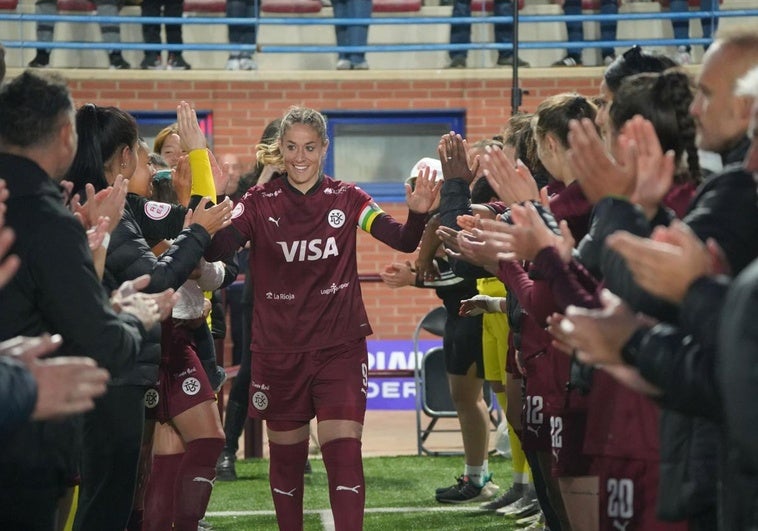 La jugadora del DUX Logroño hacen un pasillo a su capitana, Olga García, en su último partido como profesional.