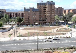 Panorámica del parque Princesa Leonor, con el vallado de obras que lo delimita, desde los pisos altos del número 8 de Duques de Nájera.