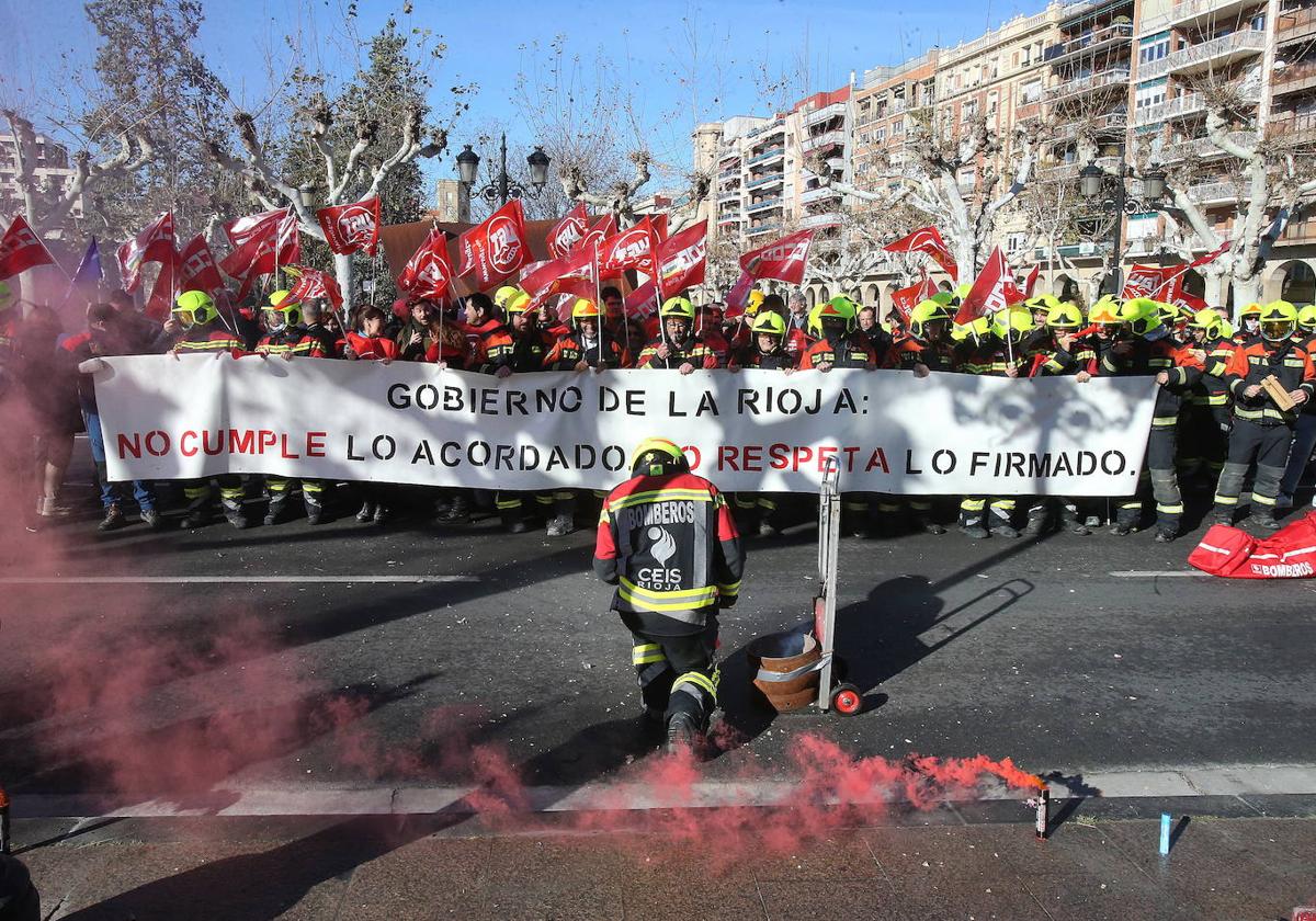 Protesta de los bomberos frente al Palacio del Gobierno.