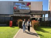 Las dos alumnas riojanas, en la puerta de la facultad de la Universidad de Coimbra donde están continuando sus estudios de GADE.