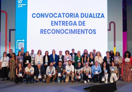 Foto de familia de los premiados en el evento desarrollado en el Palacio de Congresos de Sevilla.