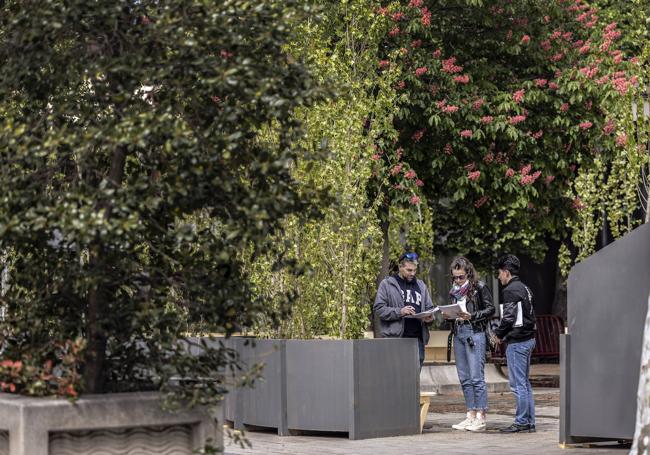 La gente todavía acudía hoy a visitar 'Poplar Assembly'