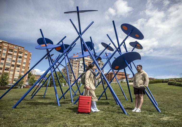 Instalación Mikado Flowers del berlinés Malte Martin, en el parque Felipe VI de Logroño.